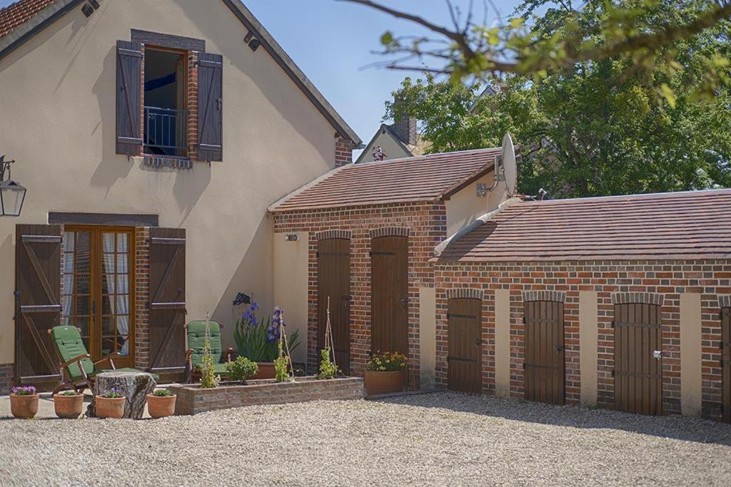 Le Logis Du Regisseur Bed & Breakfast Charny-Oree-de-Puisaye Dış mekan fotoğraf
